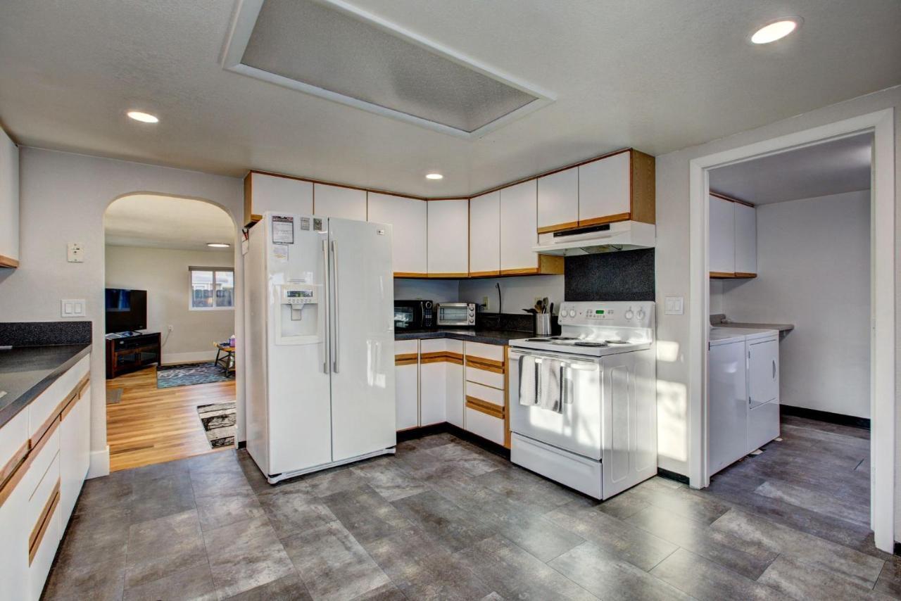 Little Blue Bungalow On Boise'S Bench, Pet Friendly, Fully Fenced Yard With Doggie Door! 2 Miles From Bsu, 5 Minutes From Downtown Boise, Desk And Workstation For Remote Workers, 2 Tv'S Large Walk-In Closet, Good For Mid-Term Stays エクステリア 写真