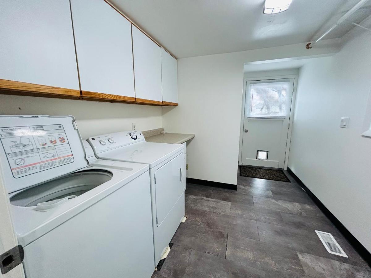 Little Blue Bungalow On Boise'S Bench, Pet Friendly, Fully Fenced Yard With Doggie Door! 2 Miles From Bsu, 5 Minutes From Downtown Boise, Desk And Workstation For Remote Workers, 2 Tv'S Large Walk-In Closet, Good For Mid-Term Stays エクステリア 写真
