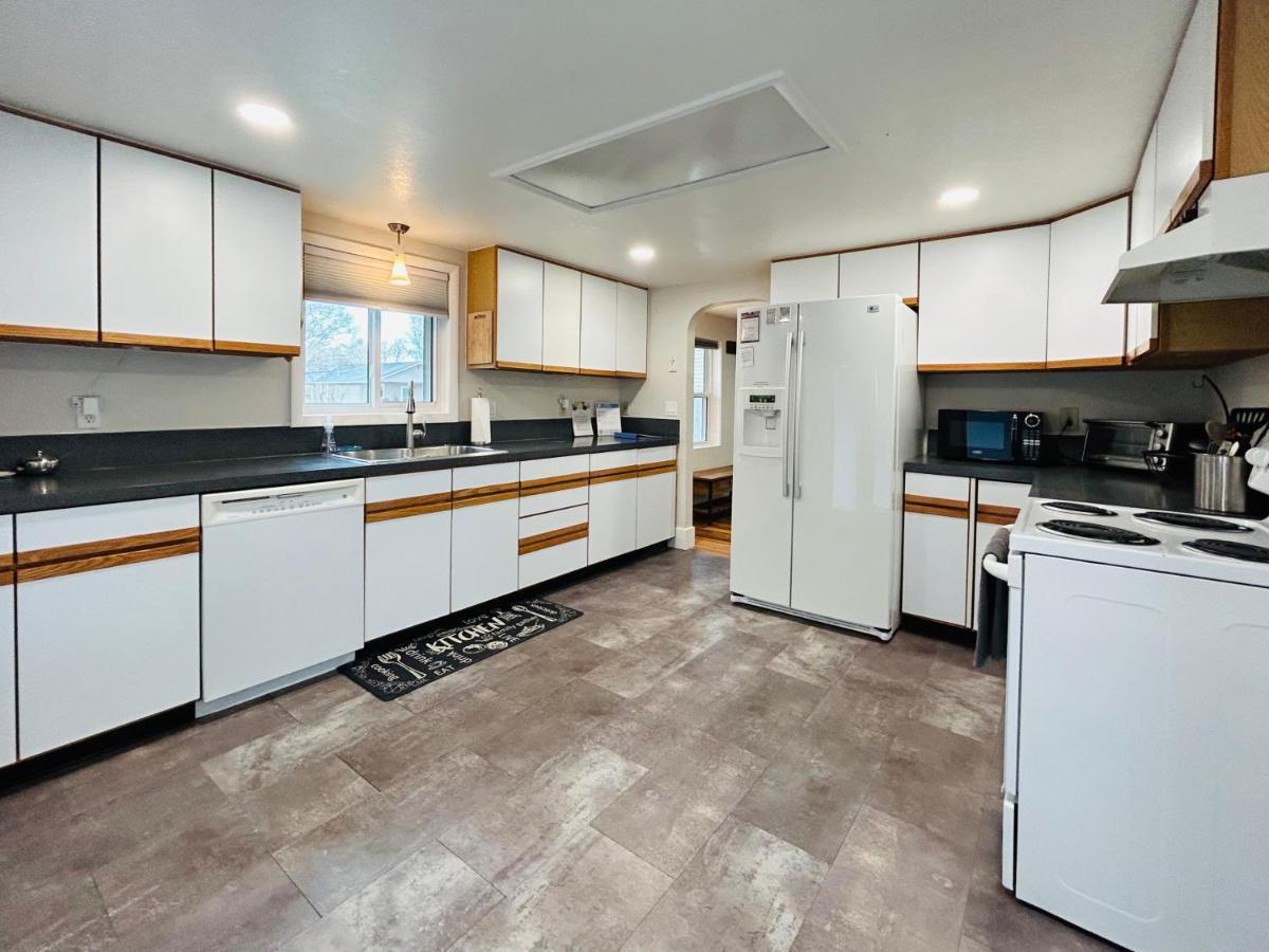 Little Blue Bungalow On Boise'S Bench, Pet Friendly, Fully Fenced Yard With Doggie Door! 2 Miles From Bsu, 5 Minutes From Downtown Boise, Desk And Workstation For Remote Workers, 2 Tv'S Large Walk-In Closet, Good For Mid-Term Stays エクステリア 写真