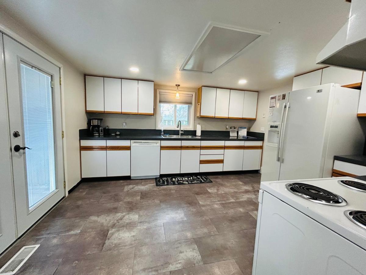 Little Blue Bungalow On Boise'S Bench, Pet Friendly, Fully Fenced Yard With Doggie Door! 2 Miles From Bsu, 5 Minutes From Downtown Boise, Desk And Workstation For Remote Workers, 2 Tv'S Large Walk-In Closet, Good For Mid-Term Stays エクステリア 写真
